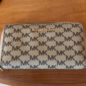 Michael kors wristlet